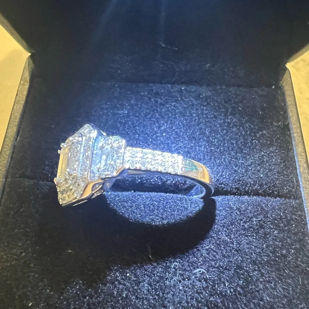Diamond ring  1.46 ctw clarity VS-2 tha diamond color is 1 or better Emeral cut - Picture 4 of 13